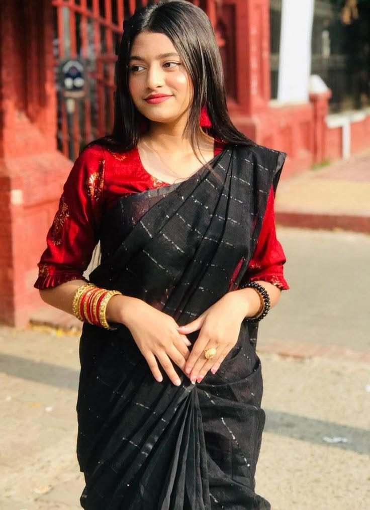 কালো চুমকি শাড়ি
