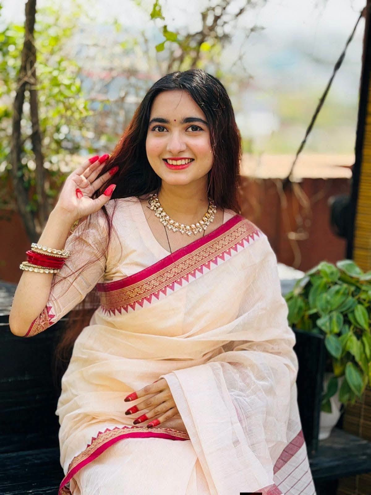 অফ হোয়াইটে মেরুন শাড়ি